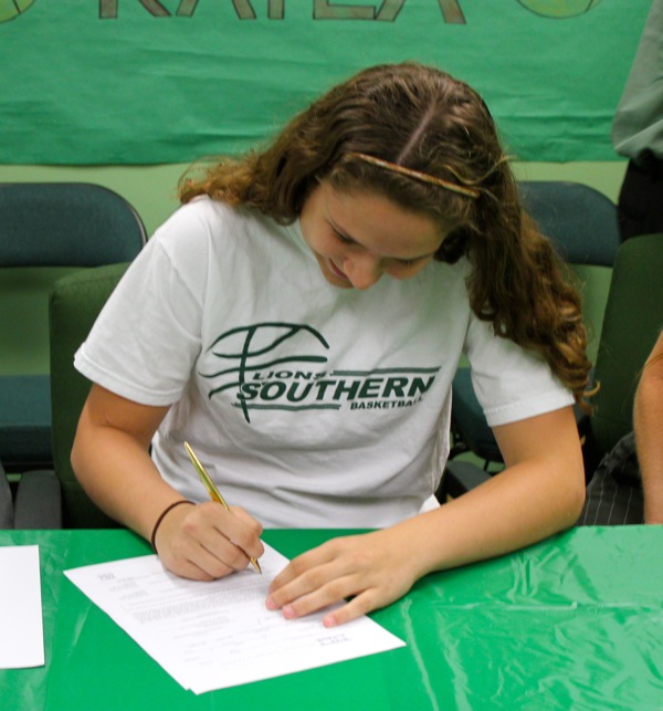 Kayla Kivinski signs with Missouri Southern