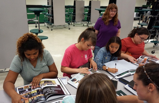 yearbook_signing_101s