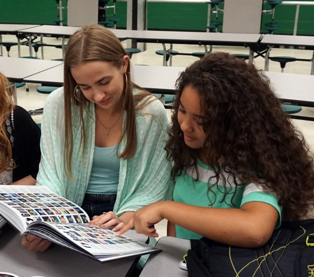 yearbook_signing_102s