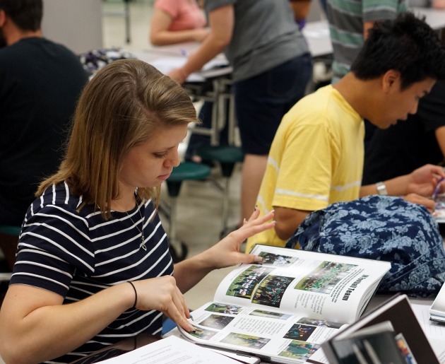 yearbook_signing_107s